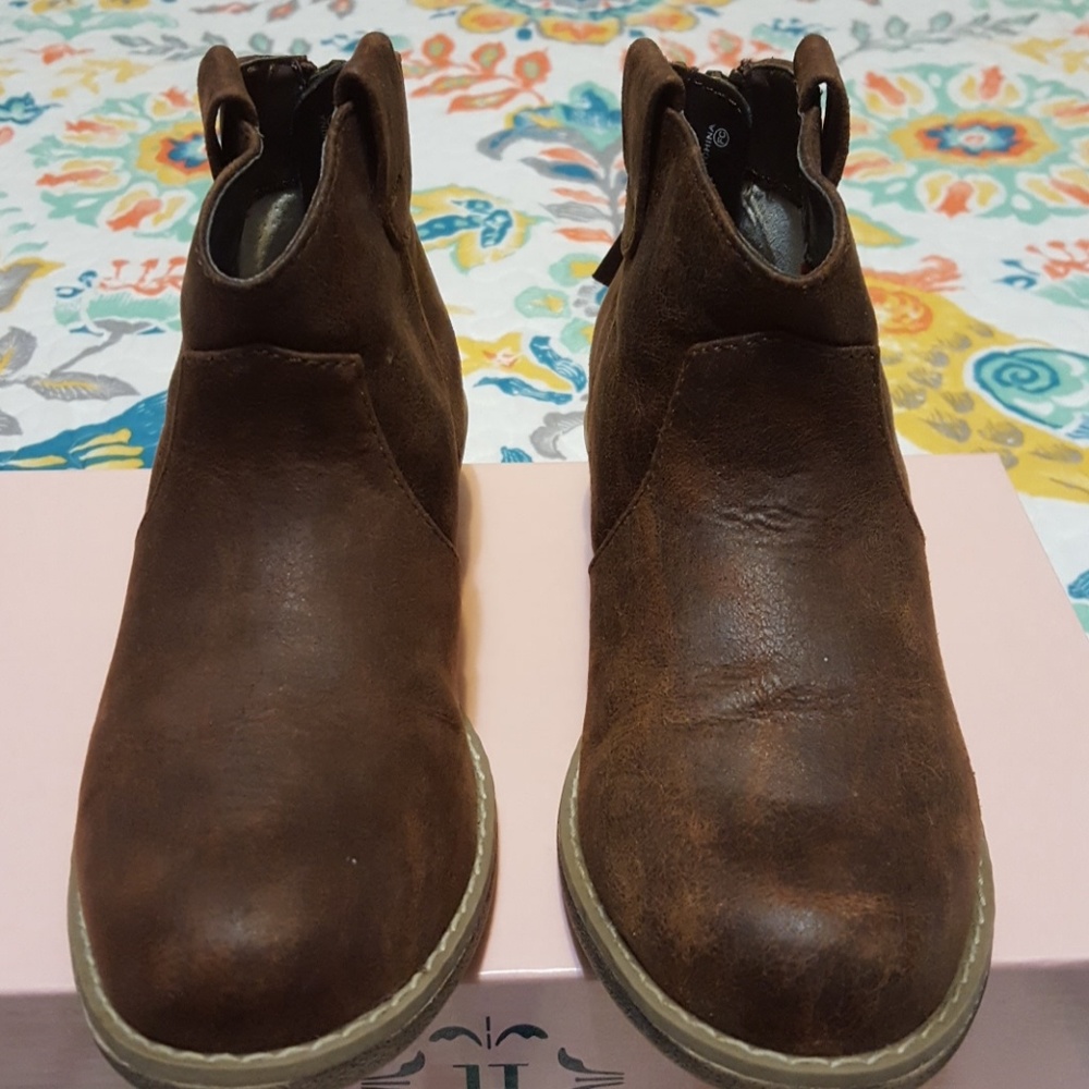 GIRL'S DISTRESSED BOOTIE SIZE 11M..PRICE FIRM